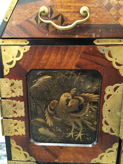 null KOREAN CABINET in lacquer on all sides, opening on the front by two small leaves...
