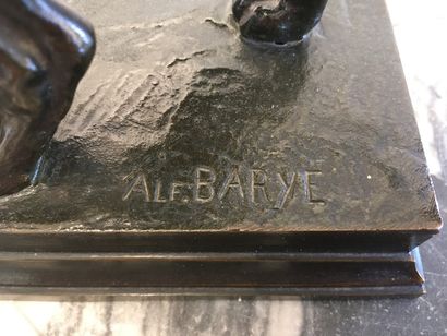 null Alfred BARYE (1839-1882) Lion marchant Bronze à patine brune-vert nuancé Signé...