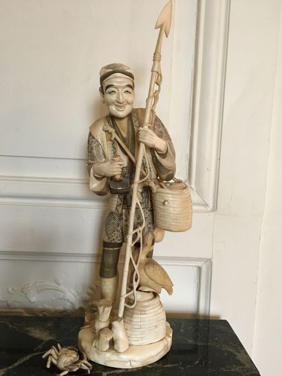  JAPON Grand okimono en ivoire représentant un pêcheur au harpon. Période Meiji Haut...