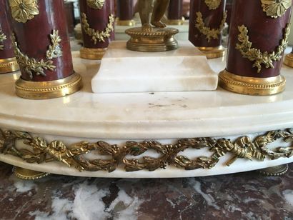 null Importante PENDULE PORTIQUE en marbre blanc et bronze doré à décor d'un temple...