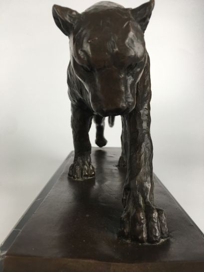  H. MOORE (XXe) Lionne rampante Bronze à patine brune Socle rectangulaire en marbre...