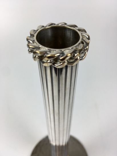 null Jean DESPRES (1889-1980) Vase soliflore en métal argenté, le fût cannelé orné...