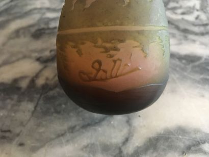 null ETABLISSEMENT GALLE Petit vase soliflore en verre gravé dégagé à l'acide d'un...