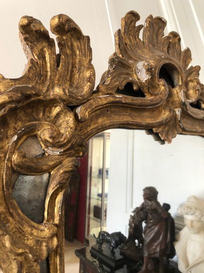 null MIROIR en bois doré mouluré et sculpté de feuillages et coquilles XVIIIe siècle...