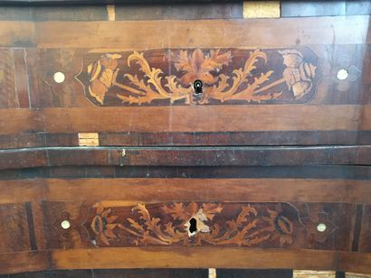 null COMMODE in veneer wood and marquetry opening by three drawers in a crossbow...
