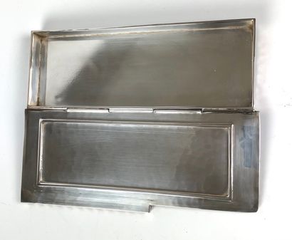 null Jean DESPRÉS (1889-1980) Quadrangular cigarette box, in hammered silver metal....