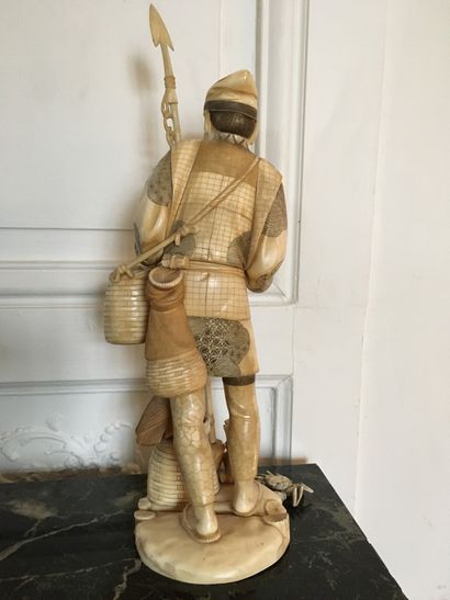 null JAPAN Large ivory okimono representing a harpoon fisherman. Meiji Period Height:...