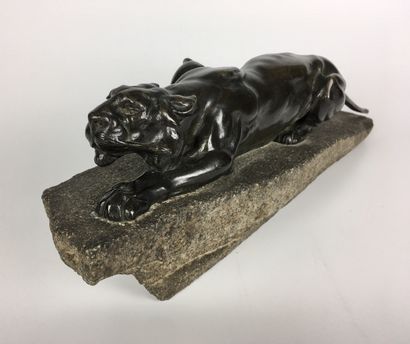 null Léon BUREAU (1866-1906) Panthère à l'affût Bronze à patine brune Socle en granit...