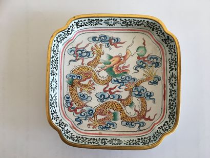 null CHINA, CANTON, XIXth CENTURY Small enamel on copper, with dragon and cloud decoration....