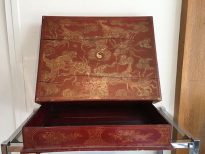 null CHINA, NINETEENTH CENTURY. Red lacquer box with dragon and cloud decoration...