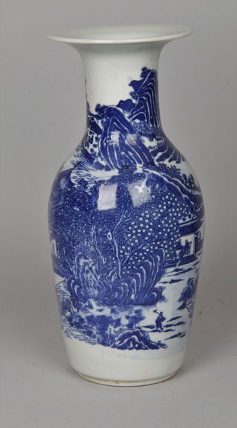 null CHINE. Vase en porcelaine blanc-bleu, à décor de paysage de montagnes, rizières...