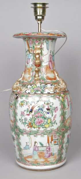 null CHINE, CANTON, fin XIXe siècle Vase balustre en porcelaine et émaux de la famille...