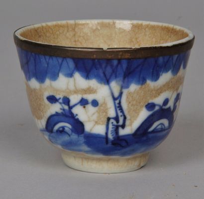 null Chine pour le Vietnam, XIXe siècle Petit coupe en porcelaine ornée en bleu et...