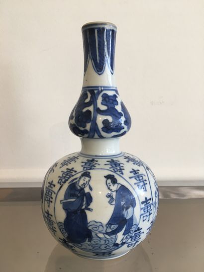 null CHINEX, 19th century. Shade porcelain vase in baluster shape with a long neck,...