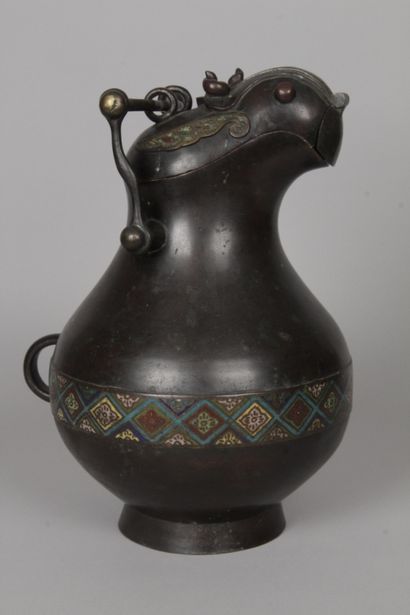 null JAPON, vers 1900-1920 Vase brûle-parfum en bronze de patine brune et émaux champlevés...