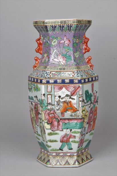 null CHINE, MILIEU-DEUXIEME MOITIE XXE SIECLE Vase balustre hexagonal en porcelaine...