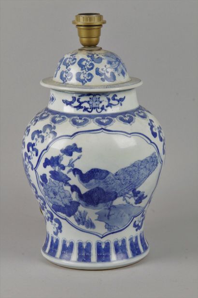 null CHINE. Vase couvert en porcelaine blanc-bleu à décor de paons et canards, dans...