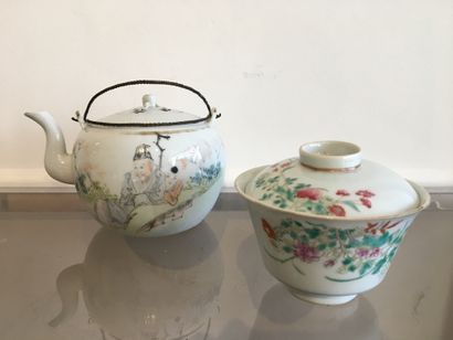 CHINA, LATE 19th CENTURY Teapot and sorbet...