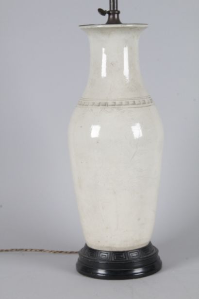 CHINE, VERS 1900. Vase balustre en porcelaine...