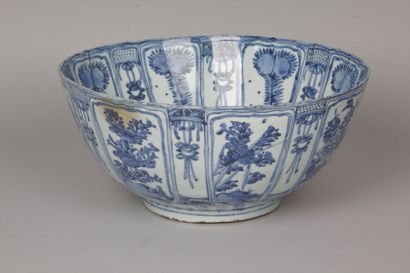 null CHINE, période Ming, fin XVIe-début XVIIe siècle Grand bol en porcelaine bleu-blanc...
