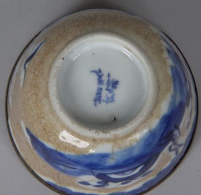null Chine pour le Vietnam, XIXe siècle Petit coupe en porcelaine ornée en bleu et...