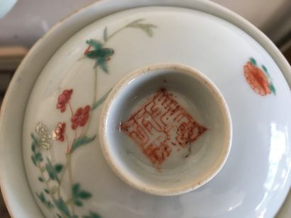 null CHINE, FIN XIXE SIECLE Théière et sorbet et son couvercle en porcelaine blanc...