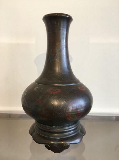 null VIETNAM, VERS 1900. Vase en bronze de forme balustre à col long à décor de pagodes,...