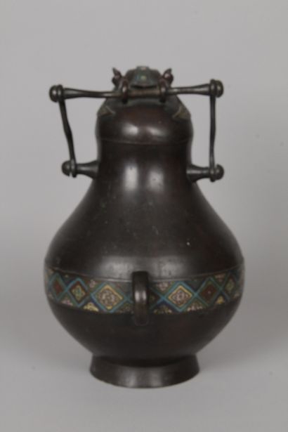 null JAPON, vers 1900-1920 Vase brûle-parfum en bronze de patine brune et émaux champlevés...