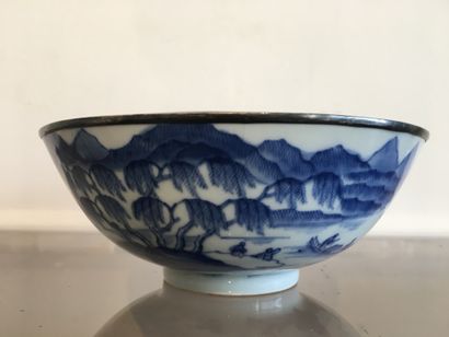 null VIETNAM, XIXth CENTURY Porcelain bowl " bleu de Hue " and silver plated metal...