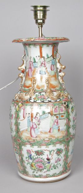 null CHINE, CANTON, fin XIXe siècle Vase balustre en porcelaine et émaux de la famille...