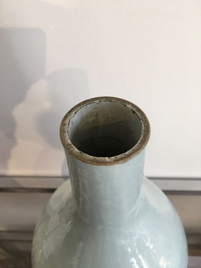 null CHINE, XVVIII siècle. Vase en porcelaine blanche laiteuse forme balustre à col...