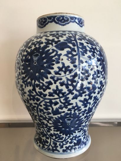 null CHINE, XIXE SIECLE. Vase en porcelaine bleu-blanc de forme balustre, à décor...