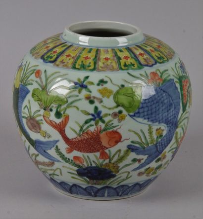 null CHINA, XXE CENTURY. Globular vase with polychrome decoration of fish among aquatic...