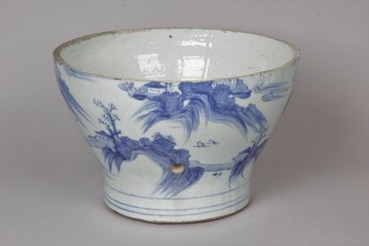 null CHINE, période Ming, fin XVIe-début XVIIe siècle Partie inférieure formant vasque,...