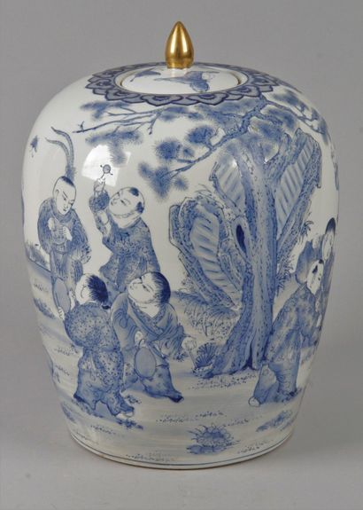 null CHINA, second half of the 20th century Blue-white porcelain covered vase, ovoid...