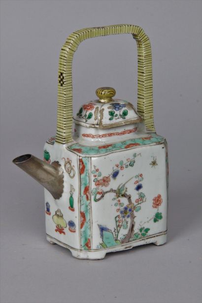 null CHINA, PERIOD KANGXI (1662-1722) Small quadrangular covered porcelain and green...