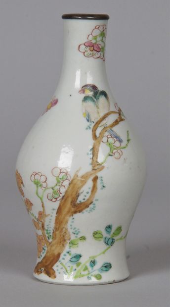 null CHINA, late 19th century Small porcelain and pink family enamels bottle vase,...