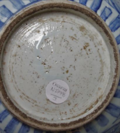 null CHINE, période Ming, fin XVIe-début XVIIe siècle Grand bol en porcelaine bleu-blanc...