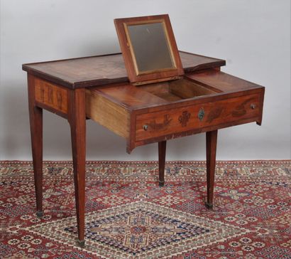 null TABLE A ECRIRE de style Louis XVI en bois de placage, le plateau à décor de...