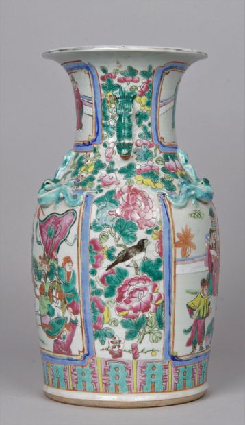 null CHINE, CANTON, VERS 1900 Vase balustre en porcelaine et émaux de style famille...