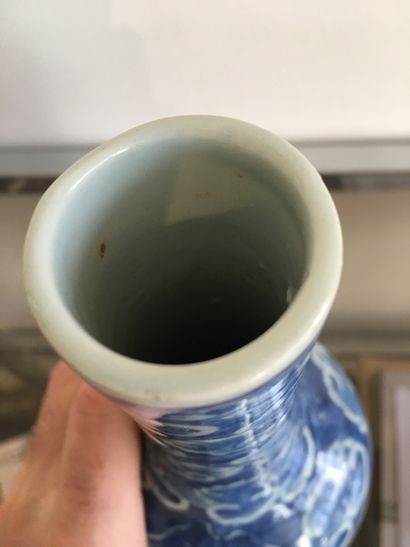 null CHINE pour le Vietnam Vase en porcelaine camaïeu de bleu de HUE, de forme balustre...