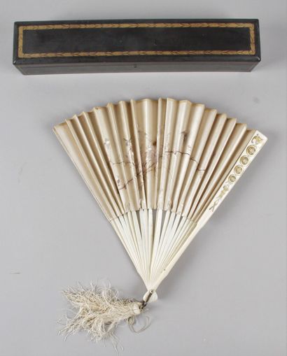 null SOUTH CHINA, LATE 19th CENTURY Folding fan in cream silk, embroidered on both...