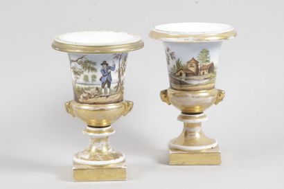null Paris Paire de vases de forme Médicis en porcelaine à décor polychrome de paysages...