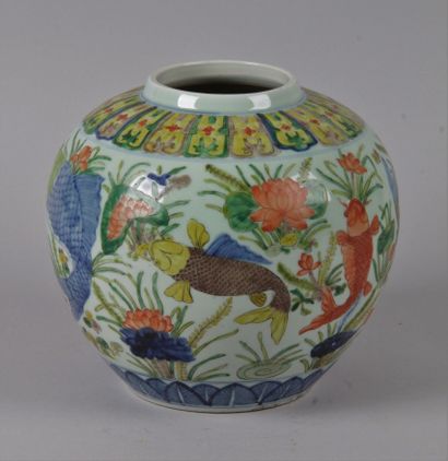 null CHINA, XXE CENTURY. Globular vase with polychrome decoration of fish among aquatic...