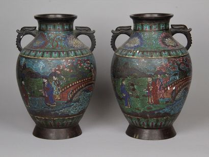 null JAPAN, circa 1930 Pair of bronze vases and polychrome champlevé enamels, decorated...