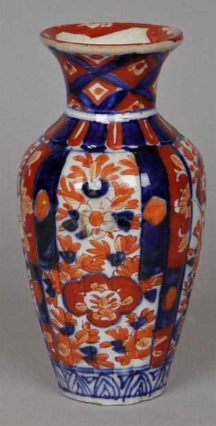 JAPON. Petite vase en porcelaine Imari. H...