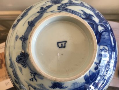 null VIETNAM, XIXth CENTURY Porcelain bowl " bleu de Hue " and silver plated metal...