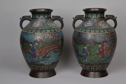JAPON, vers 1930 Paire de vases en bronze...