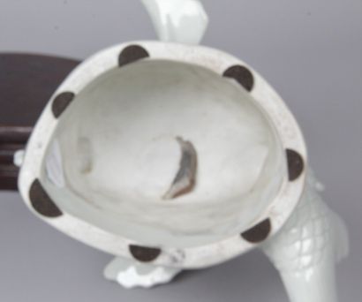 null Japon, période Taishô-Showa, XXe siècle Sujet en porcelaine émaillée blanc représentant...