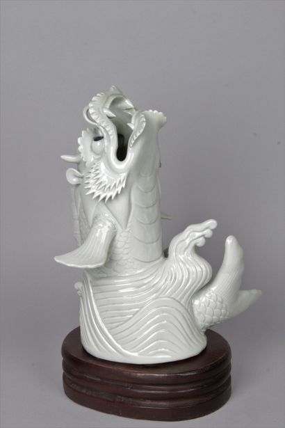 null Japon, période Taishô-Showa, XXe siècle Sujet en porcelaine émaillée blanc représentant...